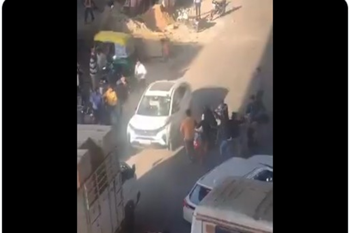 Viral Video: लोगों को कुचलता रहा कार सवार, भीड़ बरसाती रही पत्थर, राजधानी का यह वीडियो देखकर हैरान रह जाएंगे आप