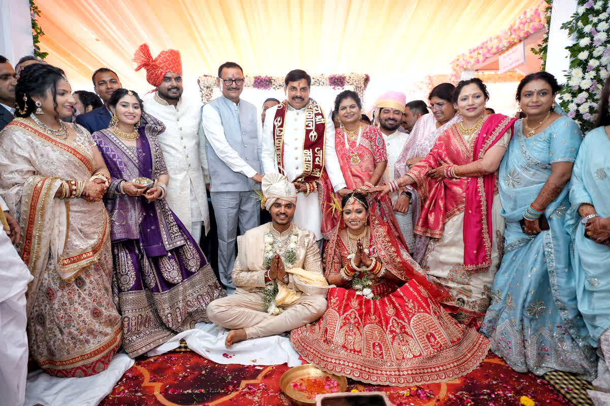 MP News: एक ही मंडप के नीचे सीएम और ड्राइवर के बेटे ने लिए सात फेरे, बैलगाड़ी से शादी करने पहुंचे अभिमन्यु, धीरेंद्र शास्त्री ने की मोहन यादव की तारीफ