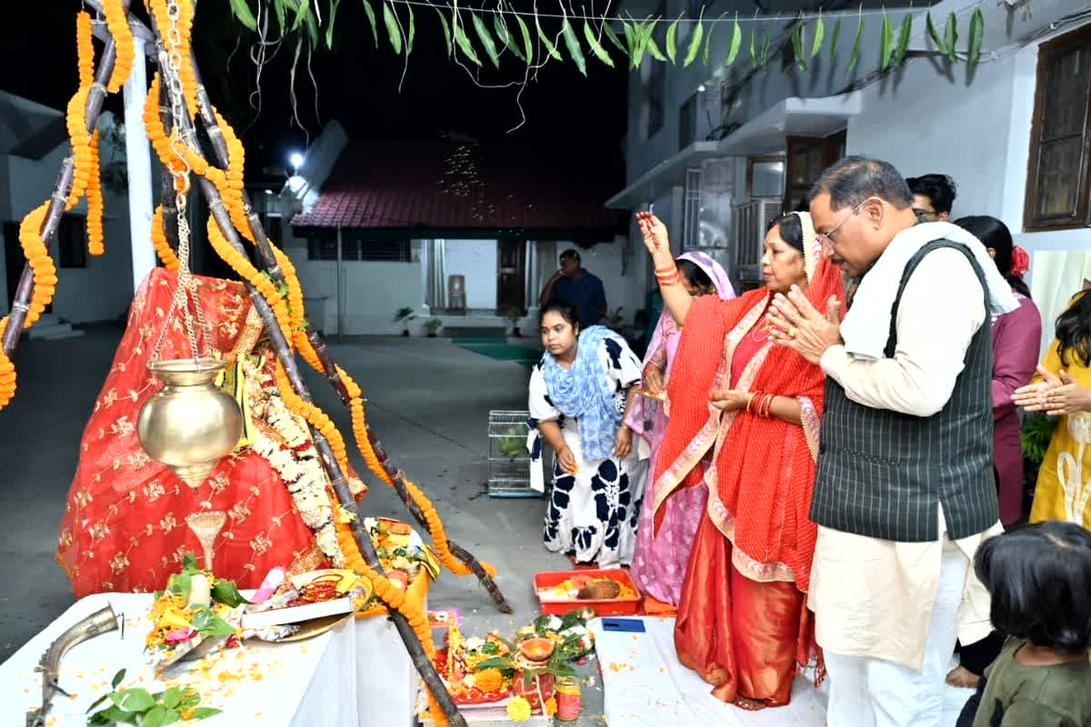CG News: देवउठनी एकादशी पर मुख्यमंत्री निवास में श्रद्धा एवं पारंपरिक विधिविधान से हुआ तुलसी विवाह, सीएम साय ने परिवार के साथ की पूजा-अर्चना