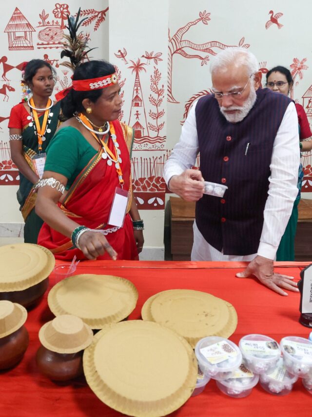 PM Modi in CG : पीएम मोदी ने की महिला स्व-सहायता समूहों द्वारा निर्मित उत्पादों की सराहना, स्थानीय संसाधनों के बारे में ली जानकारी