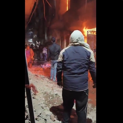 Delhi Fire News: चार मंजिला इमारत आग की भट्टी बनी, पुलिस ने दी जान पर खेलकर दस्तक… लेकिन ऊपर की मंजिलों में जो मिला, उसने सबको सुन्न कर दिया!