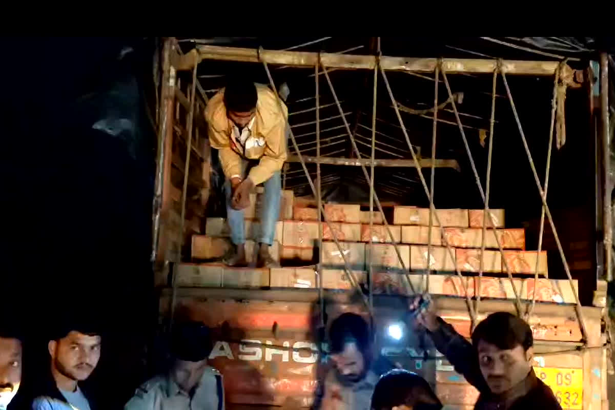 Dhar Crime News: लाखों रुपए की शराब के साथ एक आरोपी गिरफ्तार, एक की तलाश जारी, जानें कहां मिला नशे का जखीरा