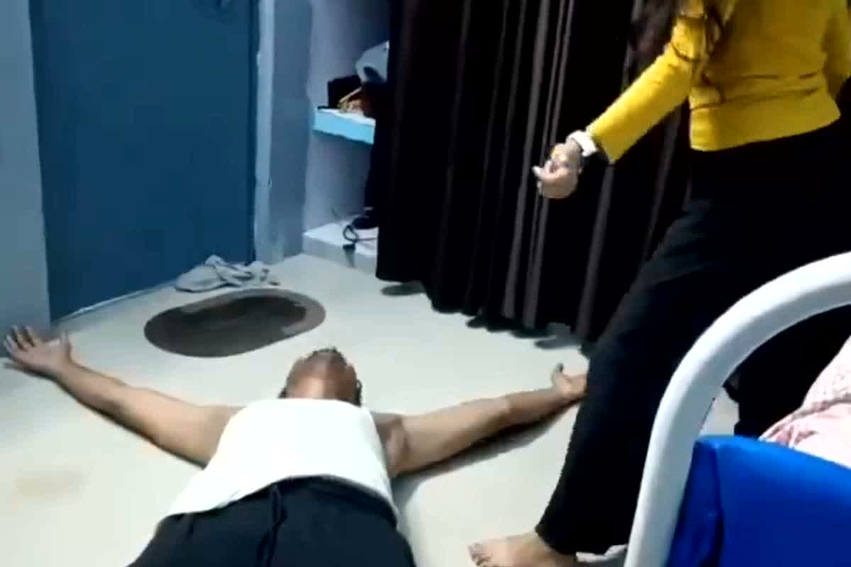 Govt Hospital Doctor Video Viral: सरकारी अस्पताल के डॉक्टर का मंगेतर का प्राइवेट वीडियो वायरल, ड्यूटी रूम में दोनों कर रहे थे ये काम, किसी ने कर दिया लीक