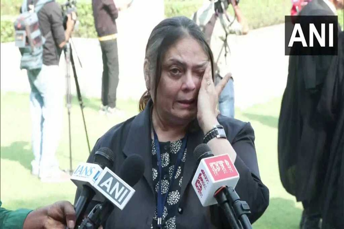 Decision on Stray Dogs: आवारा कुत्तों पर सुप्रीम कोर्ट का बड़ा फैसला, सुनते ही फूट-फूटकर रोईं वकील ननिता शर्मा, देखें वीडियो