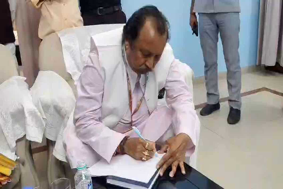 Kanpur News: बैठक में BJP सांसद और पूर्व सांसद के बीच हाथापाई की नौबत, SP-DM को पत्र लिखकर वरिष्ठ नेता  ने जान का खतरा बताया