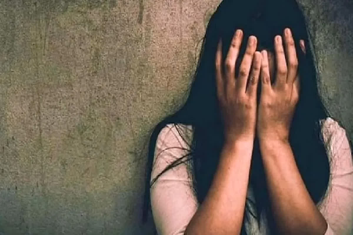 Indore Crime News: सरकारी पद पर तैनात पति ने पार की दरिंदगी की हद! पत्नी ने सुनाई घर की चार दीवारी के अंदर की खौफनाक कहानी, जानकर उड़ जाएंगे होश