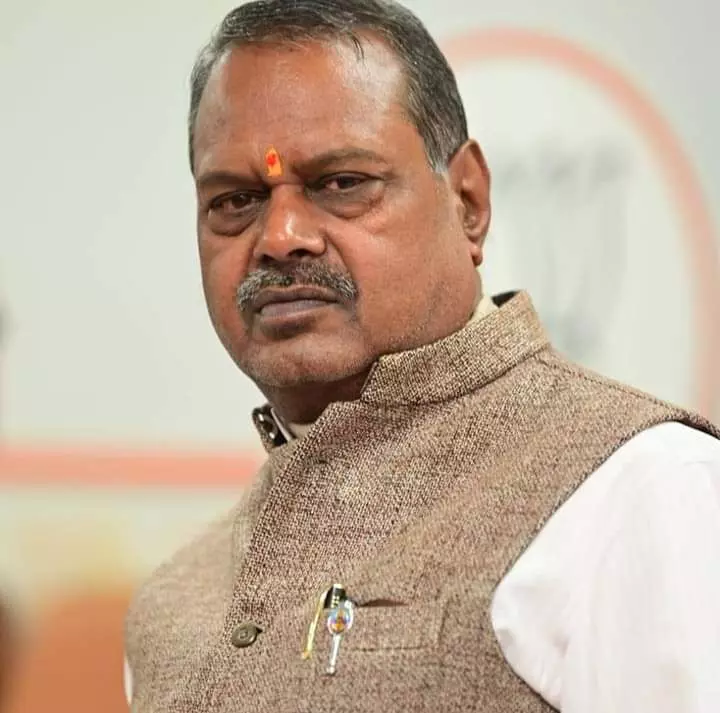 Gwalior News: बाल-बाल बचे मंत्री जी! नारायण सिंह कुशवाहा की सुरक्षा में बड़ी लापरवाही, नशेड़ी ने गाड़ी के सामने कर दिया ये बड़ा कांड, मामले में मंत्री हुए आग-बबूला…