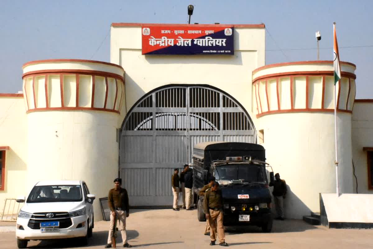 Gwalior News: चड्डी में गांजा छिपाकर कैदियों को करता था सप्लाई, जेल में नशे का सामान सप्लाई करने वाले सिपाही की खुली पोल..