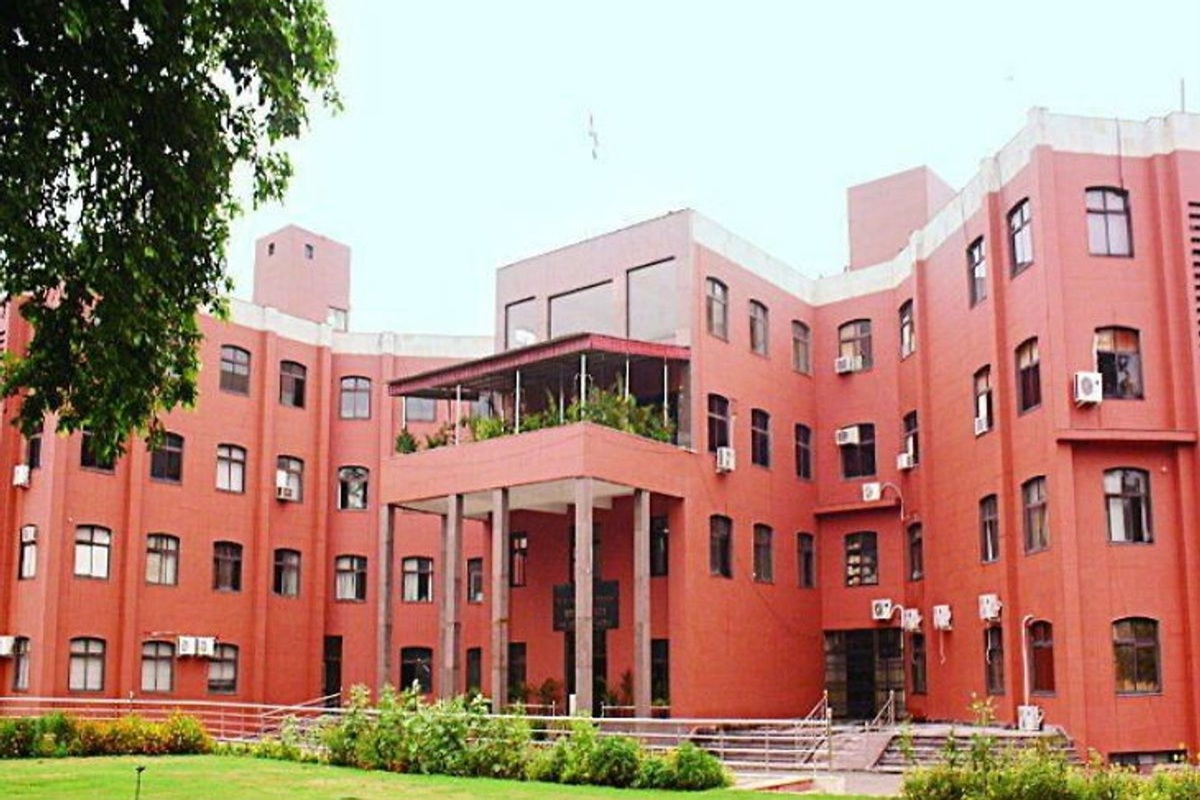 Gwalior News: ‘अगले 15 दिन में गड्ढा मुक्त नहीं हुई सड़क तो दर्ज होगी FIR’.. अधिकारी और ठेकेदार को निगम आयुक्त ने दी अंतिम चेतावनी