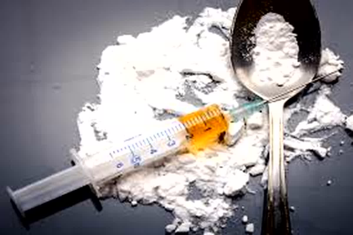 UP Crime News: बस स्टैंड में महिला और युवक को पुलिस ने दबोचा, जांच करने पर मिला कुछ ऐसा की उड़ गए सभी के होश, जानकर आप भी जाएंगे चौंक