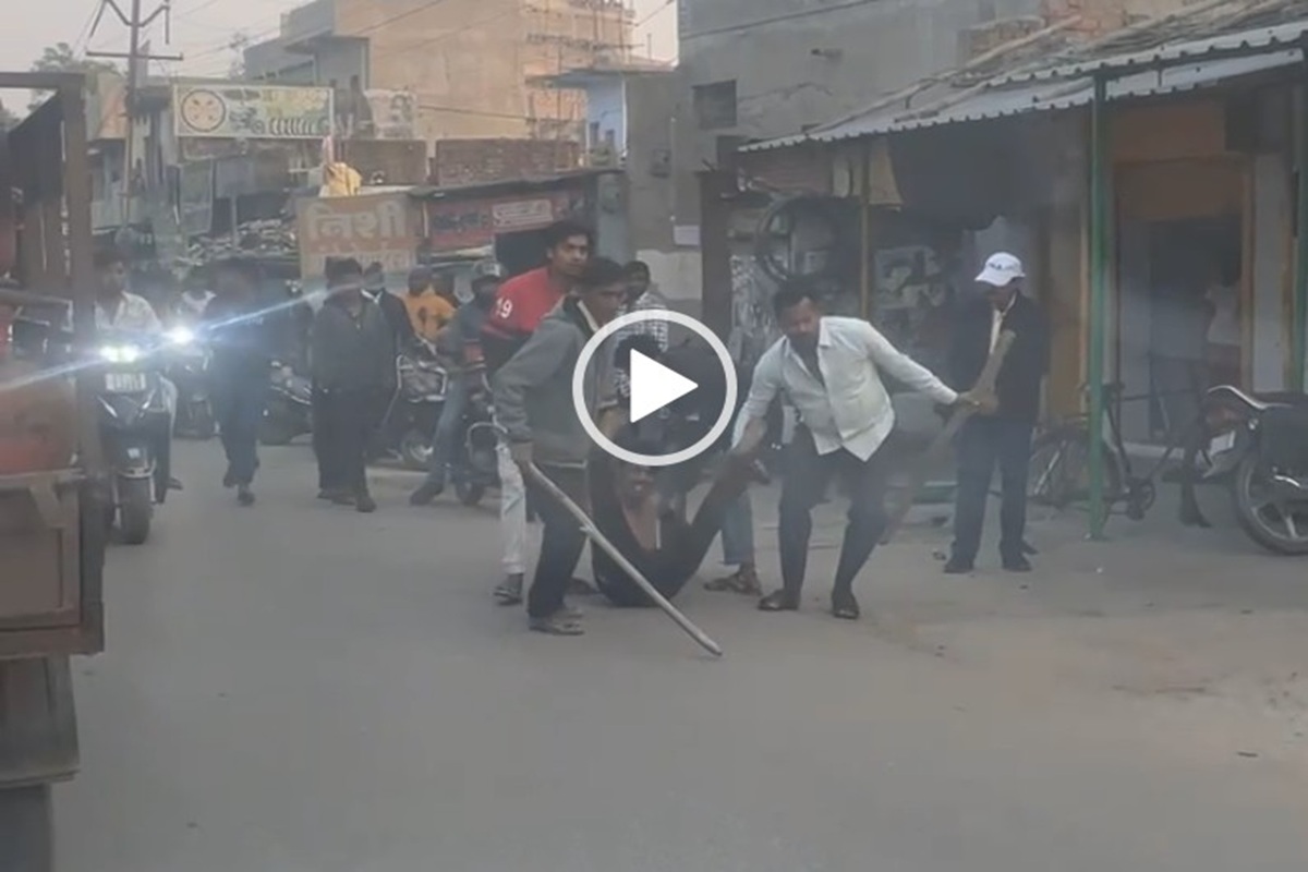 Viral Video: कोरबा में युवक को उसके ही परिजनों ने पड़ोसियों संग मिलकर की पिटाई, हाथ पैर पकड़कर बीच सड़क फेंका…वीडियो वायरल