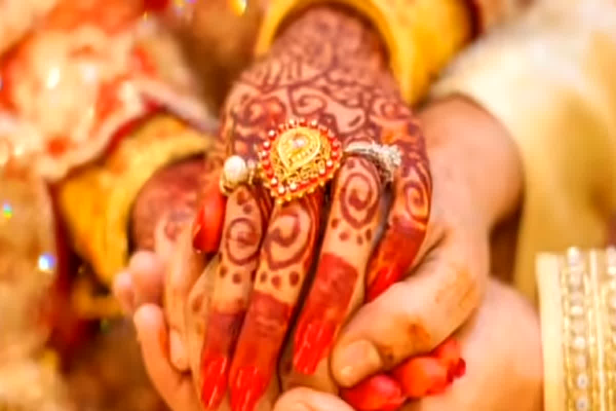 Dulha Dulhan News: अस्पताल के इमरजेंसी वार्ड में हुई दूल्हा-दुल्हन की शादी, डॉक्टरों के सामने लिए सात फेरे, जानिए क्यों हुआ ऐसा