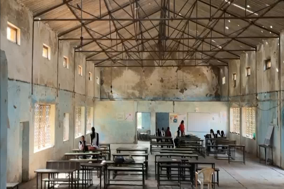 Rewa News: कॉलेज में एक ही टॉयलेट का इस्तेमाल करते हैं छात्र-छात्राएं, ऐसी बदहाल व्यवस्था देख शर्म से झुक जाएगा सिर