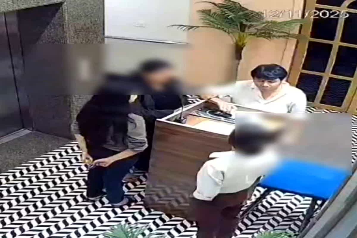 Viral Video: रईसजादे की गंदी हरकत का वीडियो वायरल, रिसेप्शनिस्ट को जबरन गले लगाकर किया Kiss