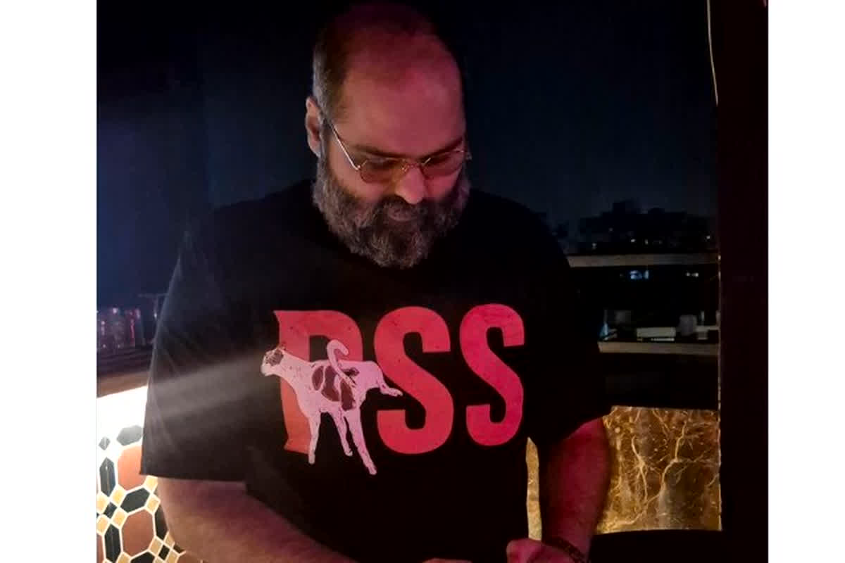 Kunal Kamra T-shirt: कॉमेडियन कुणाल कामरा ने पहनी ऐसी T-शर्ट, ​फिर भड़क उठा विवाद, कुत्ते के साथ लिखा ‘RSS’ जैसे अक्षर