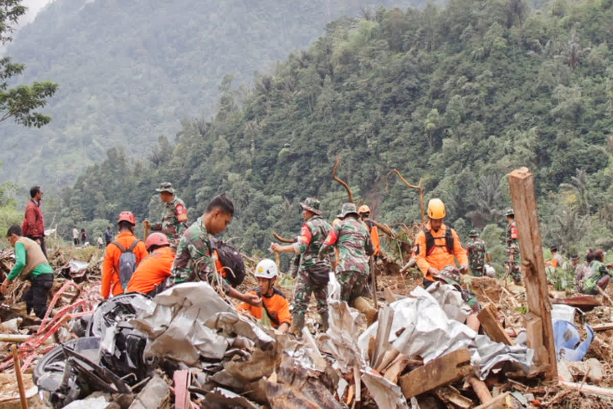 Landslides In Indonesia: मूसलाधार बारिश ने मचाया कहर!.. अब तक हुई कई लोगों की मौत, बढ़ सकता है मौत का आंकड़ा.. आप भी देखें खौफनाक वायरल वीडियो