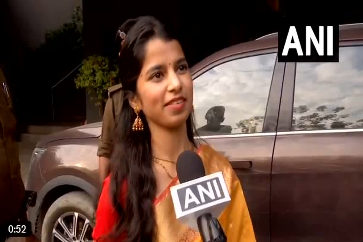 Maithili Thakur News: चुनाव जीतने के बाद पहली बार मीडिया के सामने आई विधायक मैथिली ठाकुर, SIR के मुद्दे पर कही ये बड़ी बात, जानें आप भी