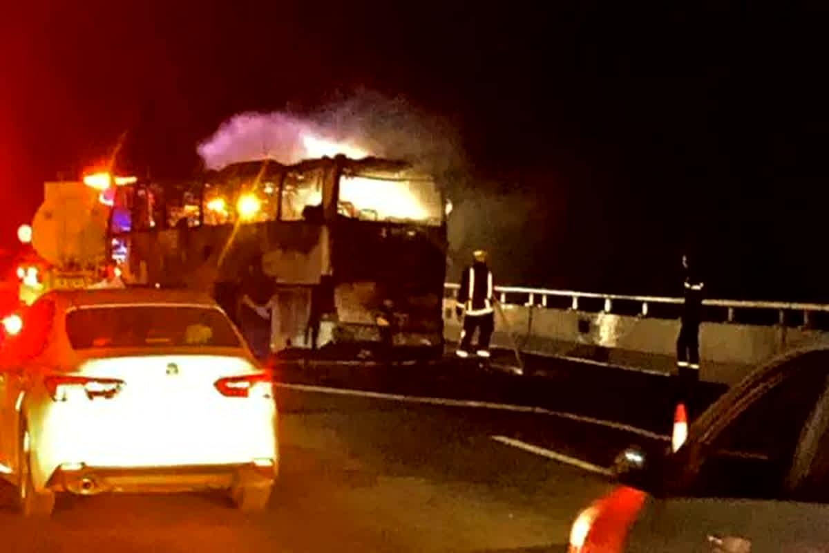 Mecca Madinah Bus Accident: मदीना जा रहे 42 भारतीय जिंदा जले, कांप उठी देखने वालों की रूह जब डीजल टैंकर और बस के बीच हुई जोरदार टक्कर, देखिए वीडियो