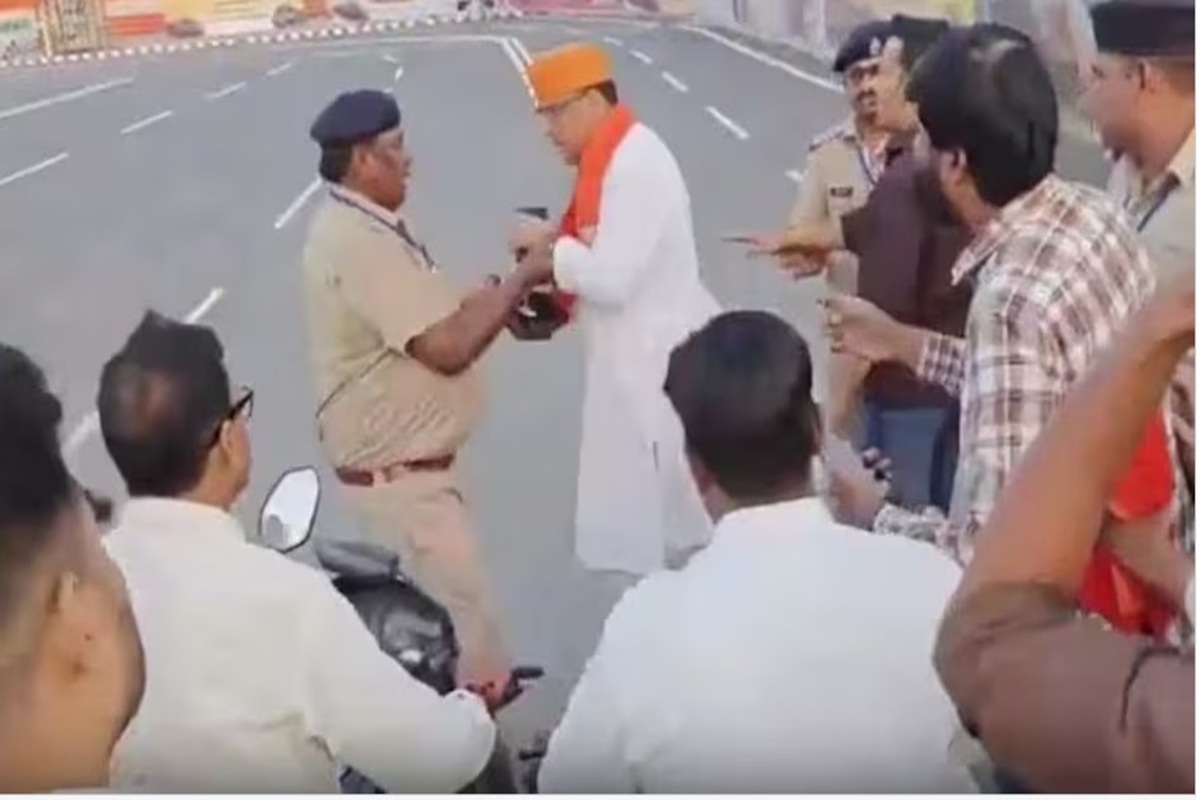 Varanasi News: PM मोदी के दौरे से पहले आपस में भिड़े BJP विधायक और RPF जवान, धक्का-मुक्की का वीडियो वायरल