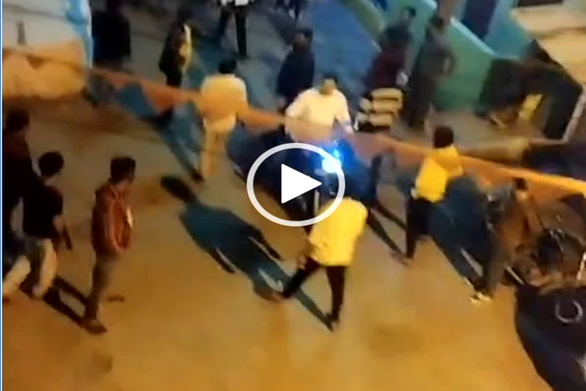 Bhopal news: मुस्लिम युवकों ने किया हिंदू परिवार के घर पर पथराव, घटना का वीडियो आया सामने, इलाका छोड़ने को मजबूर हुए लोग