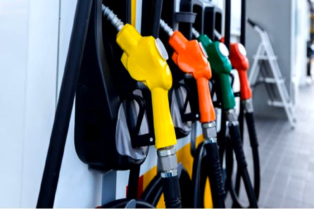 Petrol Diesel Price 04 December 2025: ताबड़तोड़ सस्ता हुआ डीजल, पेट्रोल की कीमत में भी आई गिरावट! Image: File