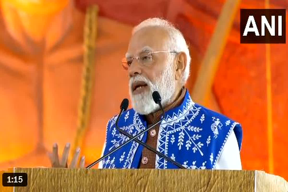 PM Modi Gujarat Visit: बिरसा मुंडा जयंती पर पीएम मोदी ने आदिवासी वीरों को किया नमन, जनजातीय गौरव दिवस पर बड़ा संदेश, कांग्रेस पर बोला हमला