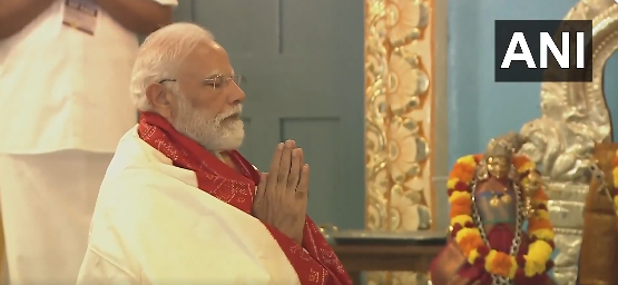 PM Modi Andhra Visit: आंध्र प्रदेश पहुंच कर भक्ति में लीन दिखे पीएम मोदी, पीएम के खास कार्यक्रम में ऐश्वर्या राय और सचिन तेंदुलकर भी मौजूद, ऐश्वर्या ने कहा कुछ खास…