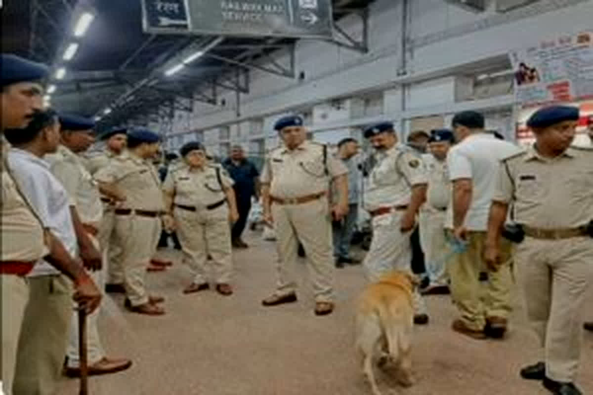 Railway Station High Alert: दिल्ली धमाके के बाद हाई अलर्ट पर रेलवे, इस स्टेशन पर आरपीएफ और जीआरपी ने संभाला मोर्चा, यात्रियों में भी दिखा खौफ