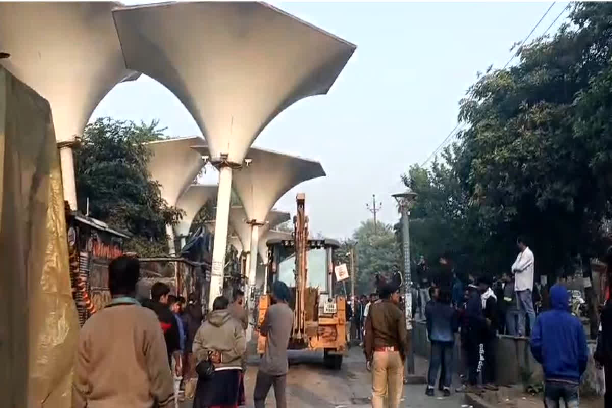 Science College Chaupati Raipur: विकास उपाध्याय बोले, ‘मेरे ऊपर से गुजरेगी क्रेन तभी हटा पाएंगे चौपाटी’.. पुलिस ने प्रदर्शनकारियों को खदेड़ा, देखें वीडियो..