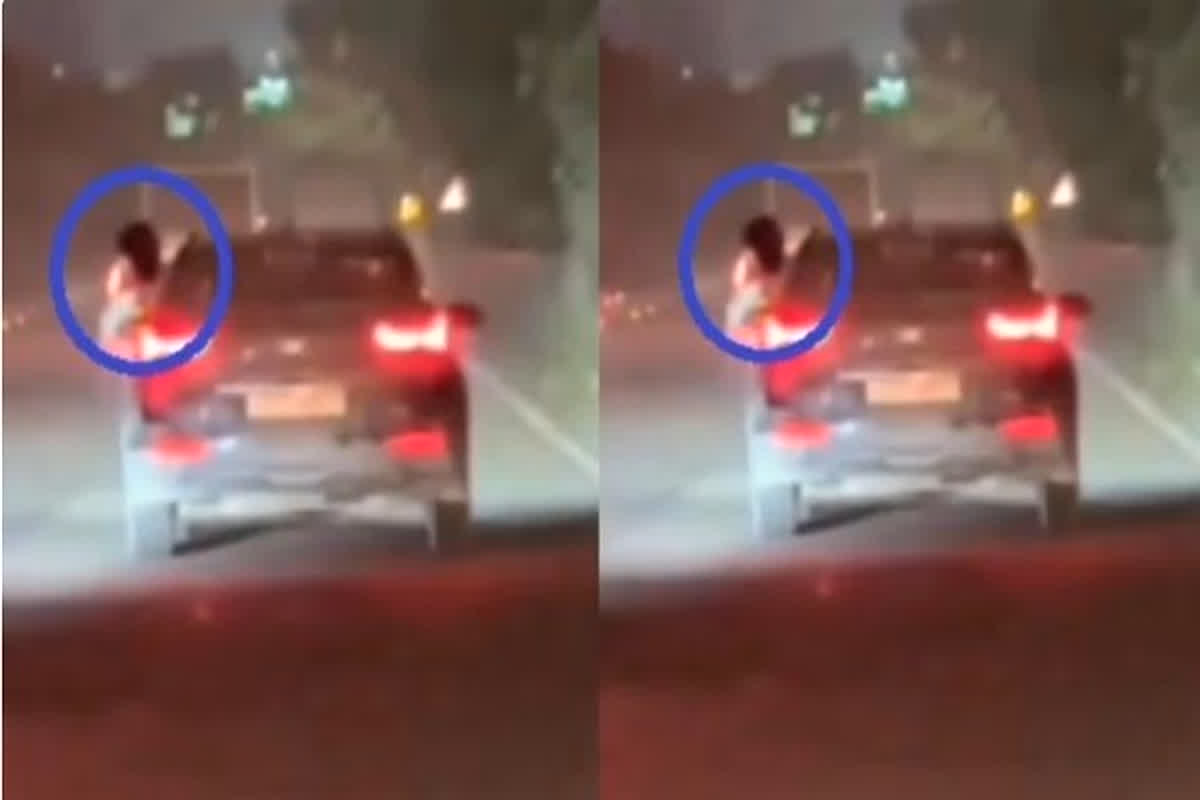 Girl Strips Off in Moving Car: चलती कार में लड़की ने उतारे कपड़े, खिड़की खोल कर बीच सड़क दिखाया अश्लील नजारा
