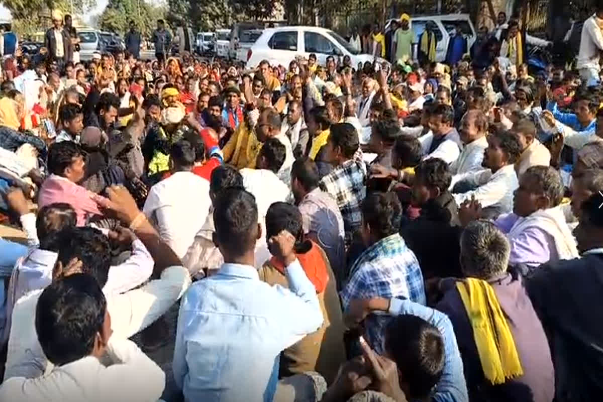 MLA Caste Certificate Case: छत्तीसगढ़ के इस विधायक के खिलाफ सर्व आदिवासी समाज ने खोला मोर्चा, कलेक्ट्रेट के सामने बैठे धरने पर, की ये मांग