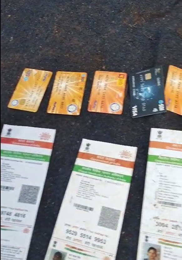 Singrauli News: तालाब में एक साथ मिले कई एटीएम, आधार और पैन कार्ड, बच्चों ने कर डाला कुछ बड़ा, मामला जितना दिखता है उससे कहीं ज्यादा गहरा…