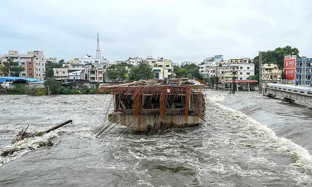 Srilanka Flood News: श्रीलंका में चक्रवात ‘दित्वा’ का कहर, 150 से अधिक लोगों की मौत, भारत के बचाव कार्य का वीडियो देखा आपने ? खतरा अभी खत्म नहीं…