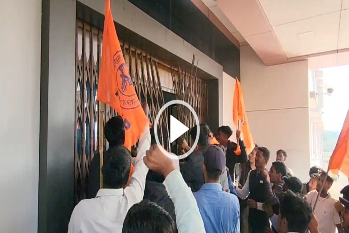 Surajpur News: कलेक्ट्रेट का मुख्य गेट तोड़कर अंदर घुसे कार्यकर्ता, निजी स्कूल में मासूम से साथ इस हरकत पर मचा बवाल