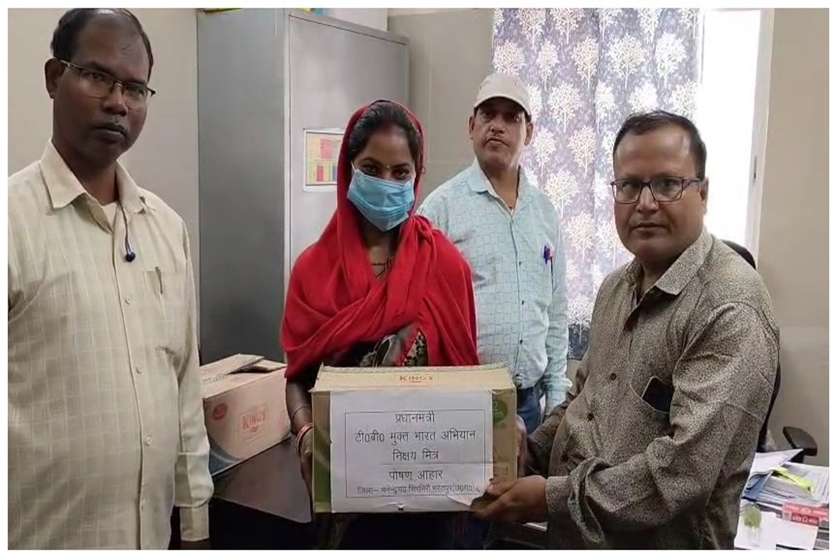 Manendragarh News: टीबी से पिता की मौत के बाद लिया ​फैसला, टीबी मरीज को गोद लेकर निभाया जिम्मेदारी, शराफत की तारीफ कर रहे लोग