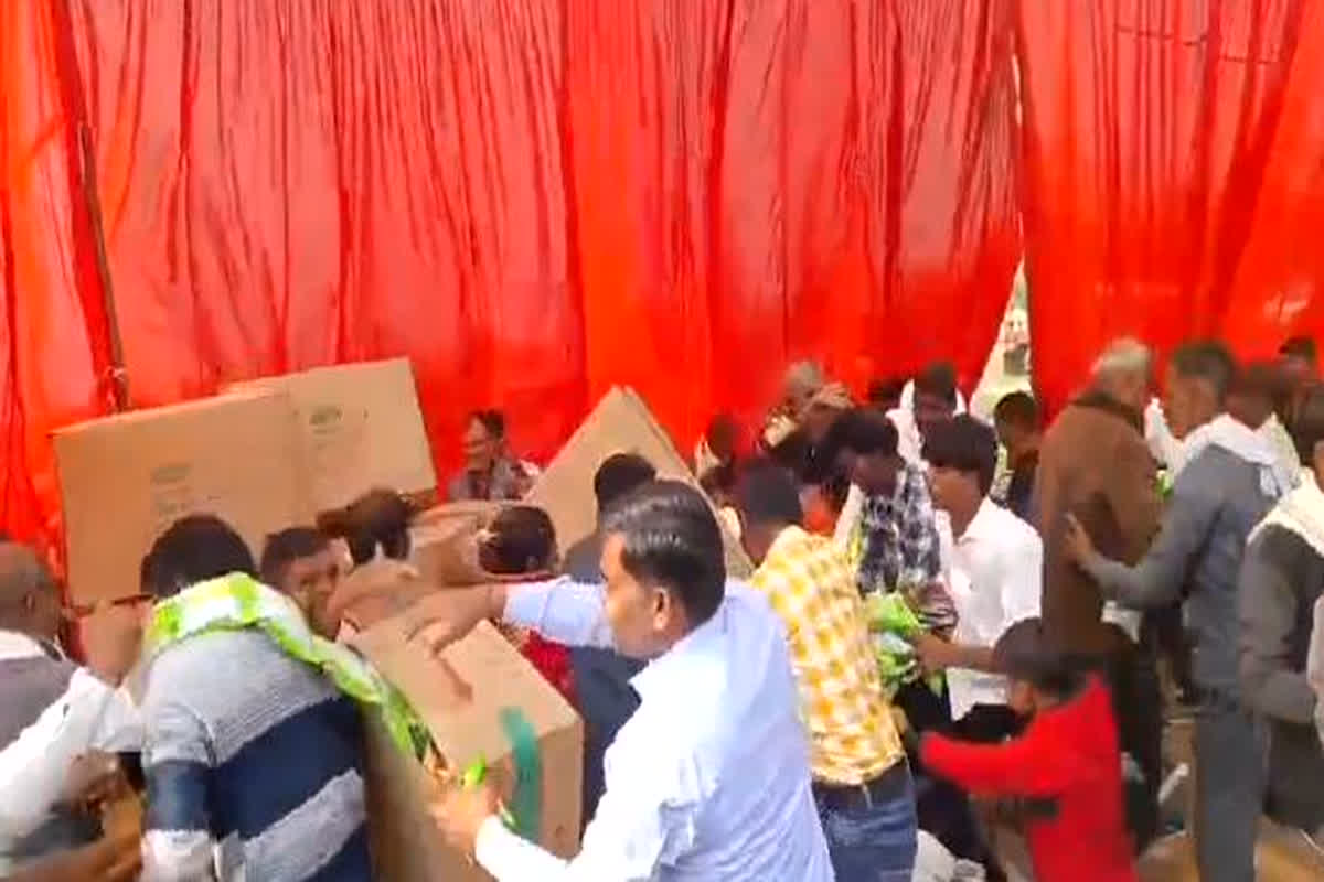 Hamirpur Viral Video: शादी होते ही खाने के लिए टूट पड़े घराती-बाराती, चिप्स का पैकेट लेकर भागा दूल्हा, अब सोशल मीडिया पर वायरल हुआ वीडियो