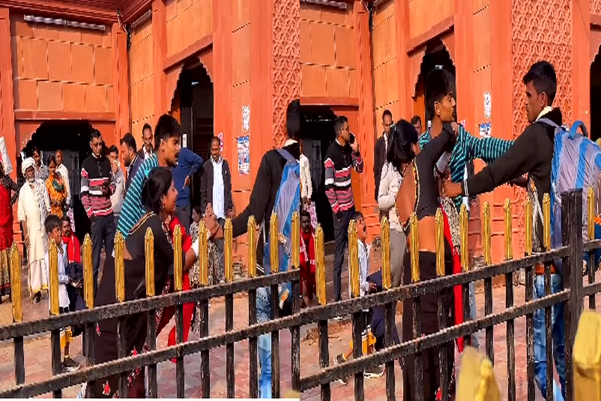 Chitrakoot Viral Video: रेलवे स्टेशन में आशिक के साथ ऐसा काम कर रही थी पत्नी, तभी पहुंच गया पति, फिर जो हुआ…