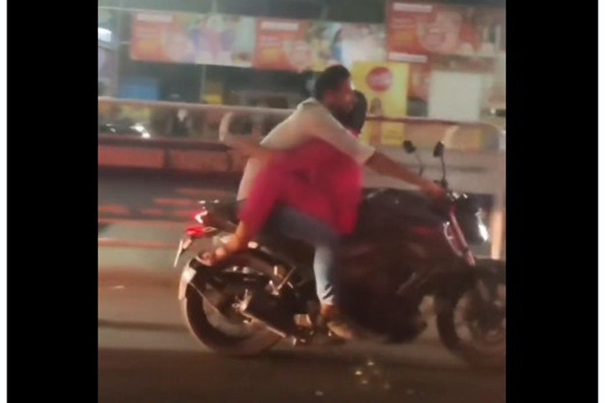 Couple Romancing Video: बीच सड़क रोमांस करते कपल का वीडियो वायरल, बाइक पर ऐसा नजारा देख लोगों ने बंद की आंखें