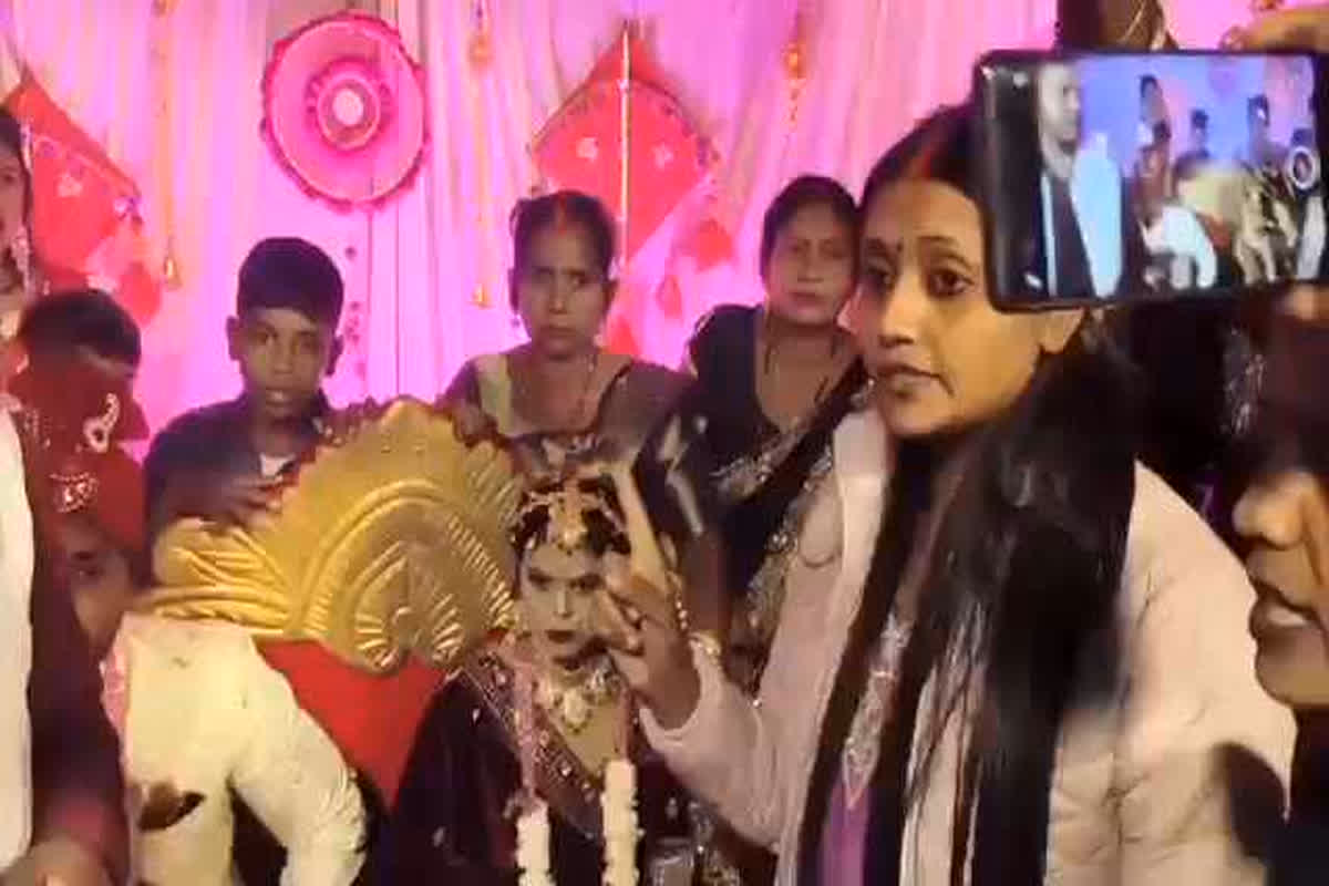 Wedding viral video: जयमाला से पहले आ धमकी महिला, दूल्हे की स्टेज पर खोली पोल, ढोल नगाड़े बंद..घराती सन्न