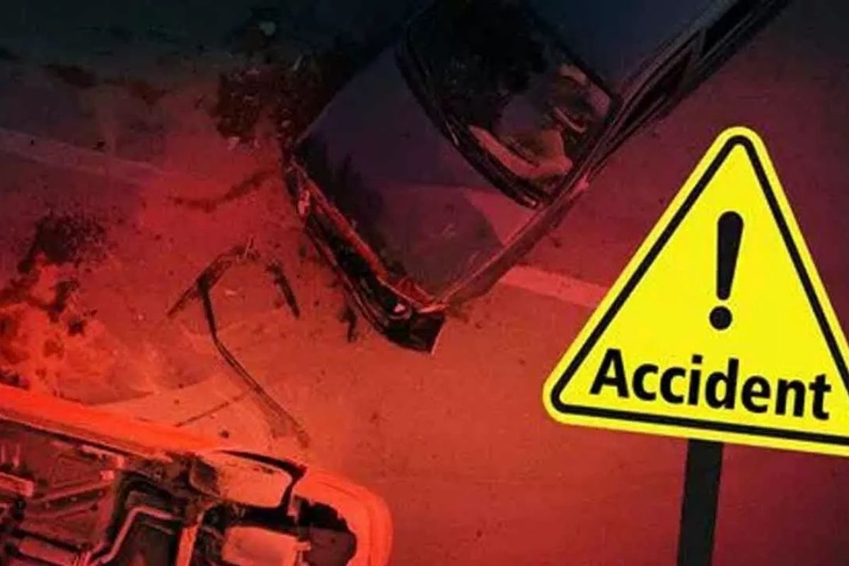 Chhattisgarh Road Accident: रेलवे फाटक से जा टकराया बाइक सवार.. मौके पर ही हुई मौत, परिजनों ने किया हंगामा और चक्काजाम