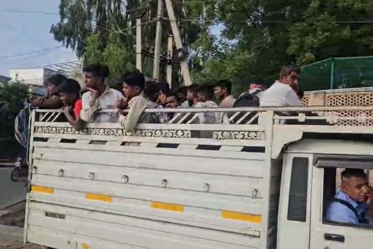 Rajasthan News :हादसे को ओपन चैलेंज…मौत को न्योता…मालवाहक में ठूंस—ठूंसकर ढो रहे सवारी,आंख मूंदकर बैठे हैं आरटीओ और यातायात विभाग के अधिकारी