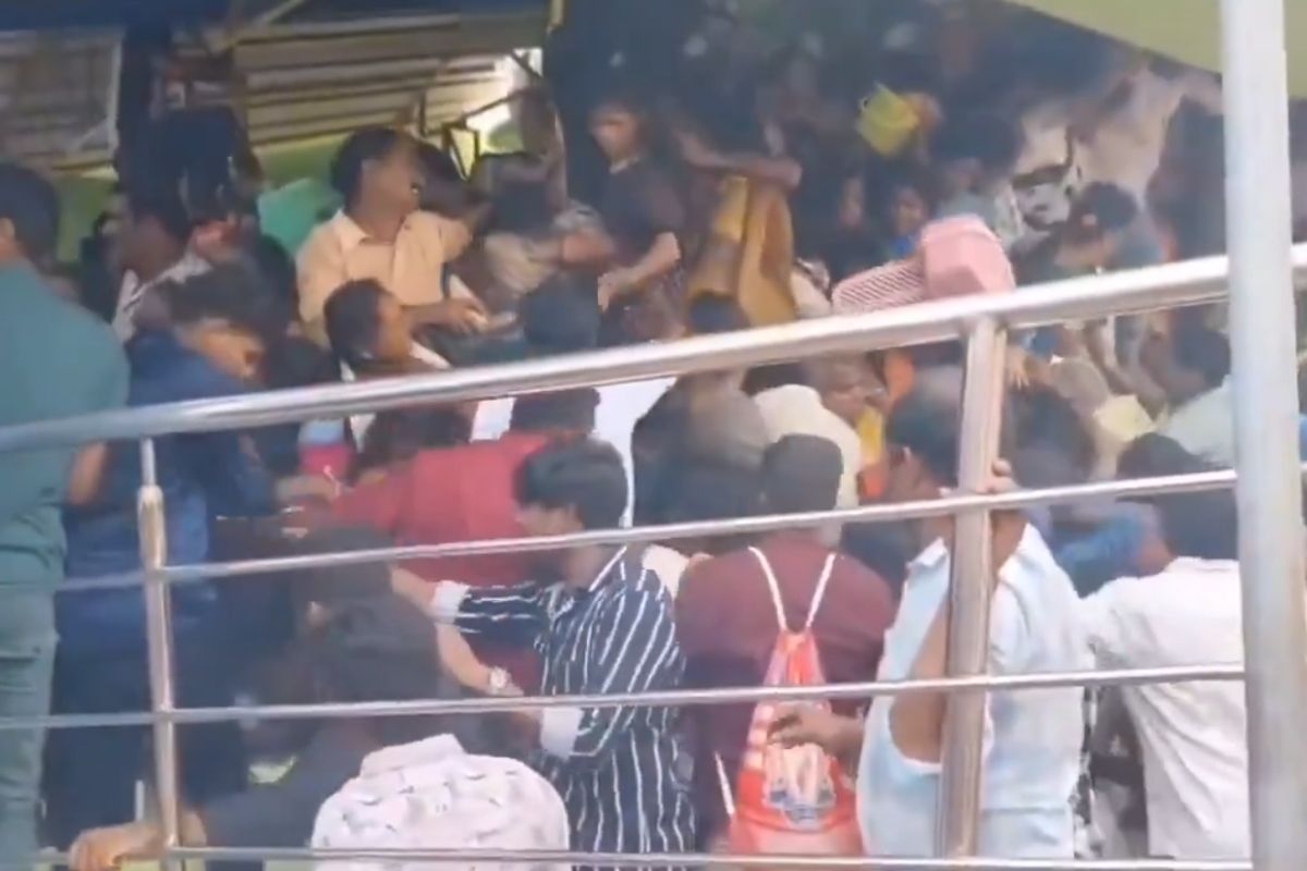 Stampede at Venkateswara Swamy Temple: आंध्र प्रदेश के वेंकटेश्वर स्वामी मंदिर में बड़ा हादसा, भगदड़ में 9 श्रद्धालुओं की मौत, घायलों का इलाज जारी
