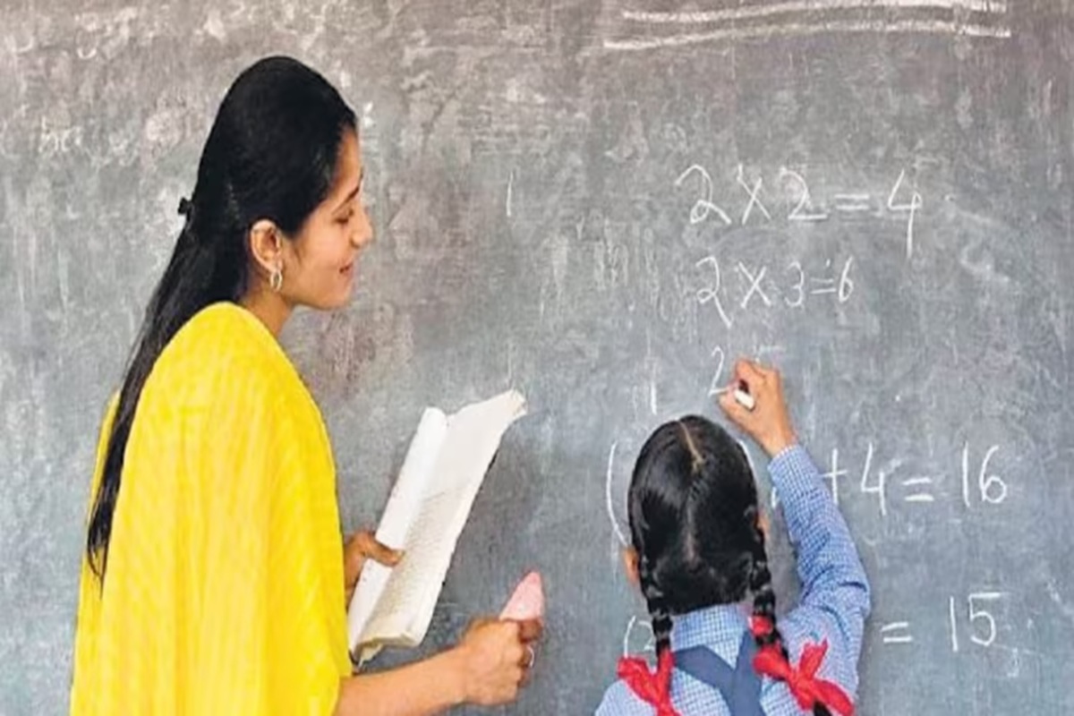 Bengal Primary Teachers: नौकरी से बाहर हुए शिक्षकों की होगी वापसी, हाईकोर्ट ने दिया बहाल करने का आदेश, लंबी लड़ाई के बाद हुई बड़ी जीत