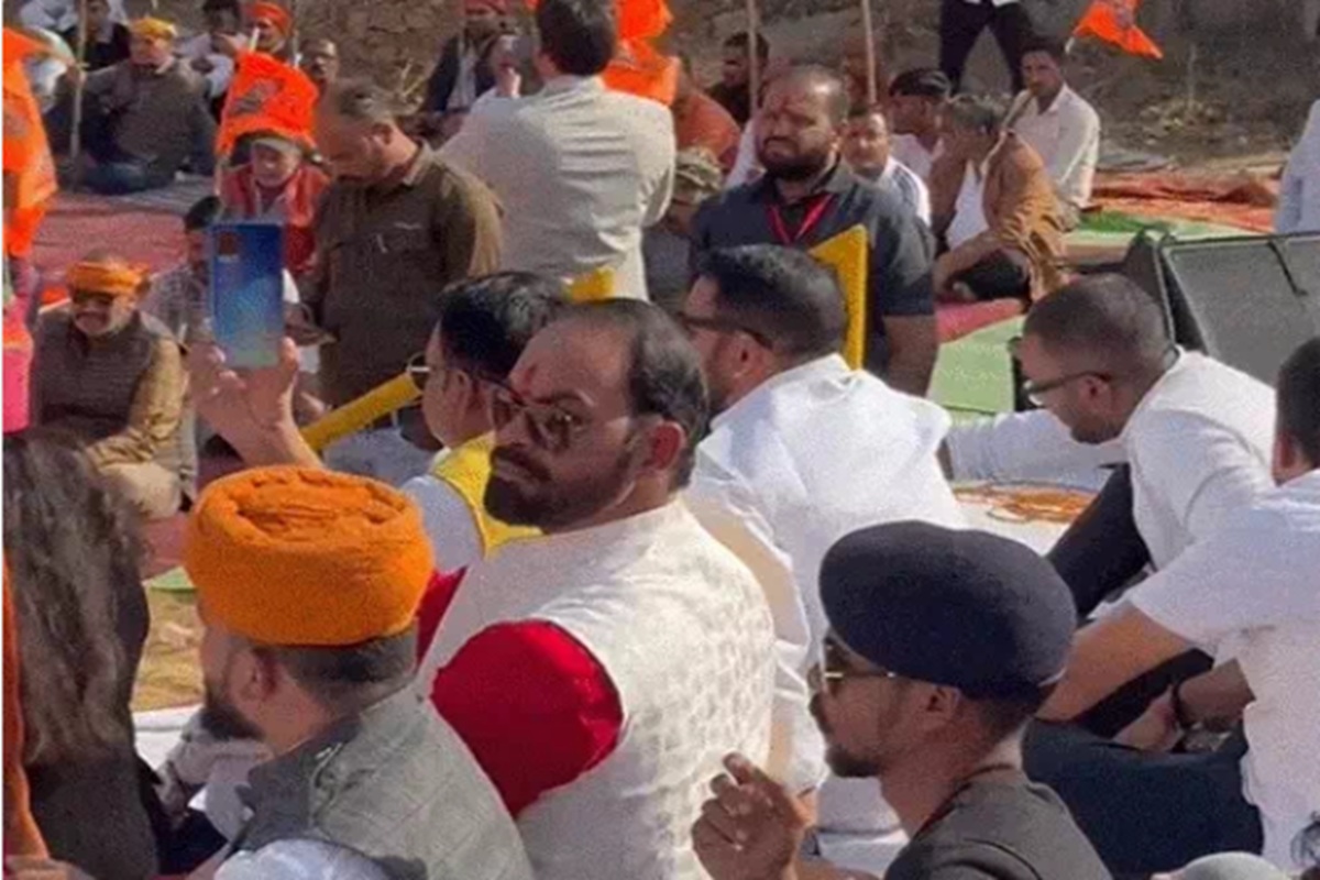 Karni Sena Mahapanchayat Raipur: रायपुर में करणी सेना के कार्यक्रम में राजगीत का अपमान, अरपा-पइरी के धार बजने पर भी बैठे रहे लोग, बिना अनुमति के हो रहा आयोजन