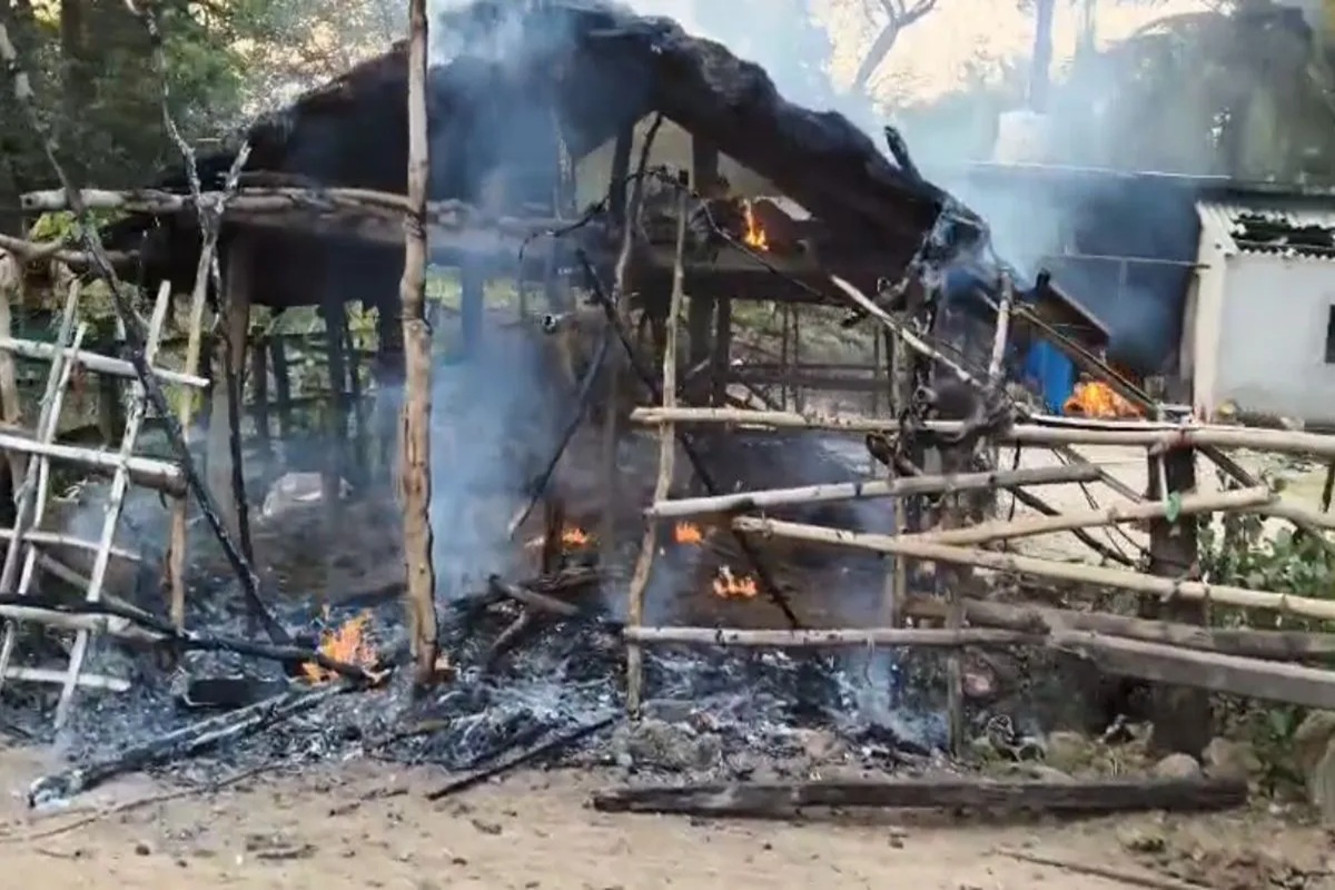 Malkangiri Latest News: आदिवासी महिला की सिरकटी लाश मिलने से इस जिले में बवाल, प्रदर्शनकारियों ने 163 घरों को किया आग के हवाले, प्रशासन ने इन सेवाओं पर लगाई पाबंदी