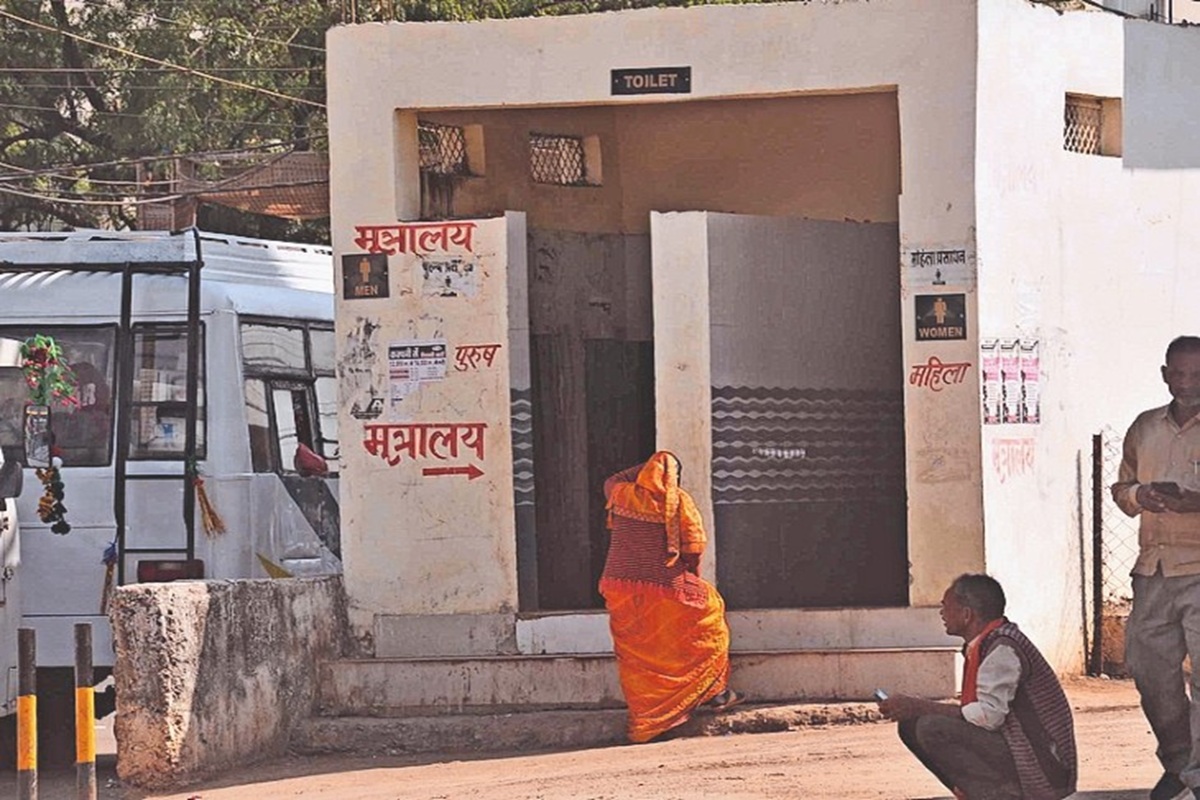Maharashtra News: सार्वजनिक शौचालय का उपयोग करने वाले हो जाए सावधान! अंदर में सफाई कर्मचारी कर रहा था घिनौना काम, पहुंचा सलाखों के पीछे