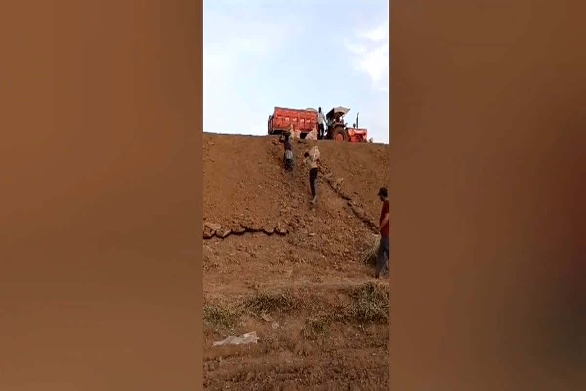 Farmer Helicopter Demand: मुख्यमंत्री से हेलीकॉप्टर की मांग कर रहे प्रदेश के किसान, इस वजह से कर रहे ये मांग, बेबसी सुन दंग रह जाएंगे आप