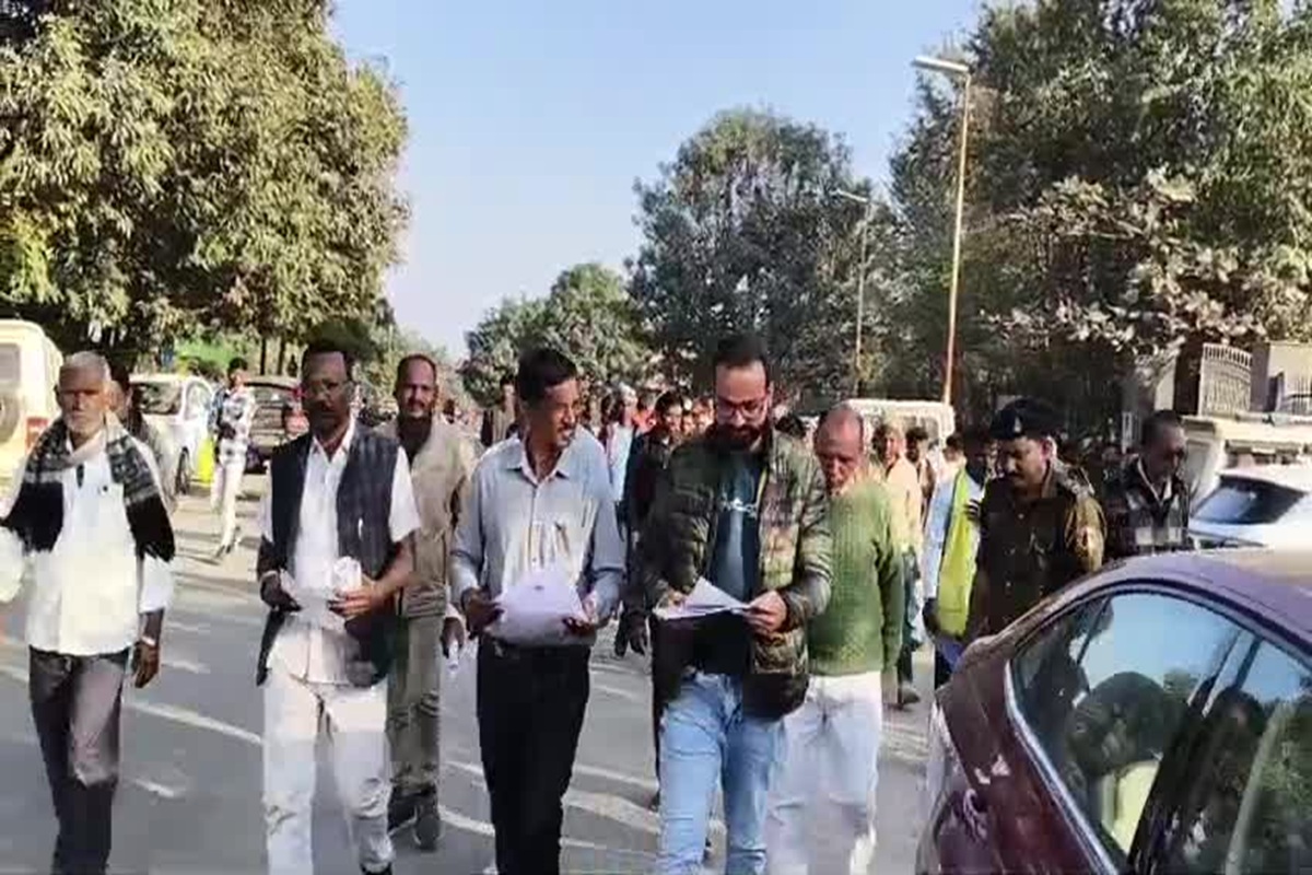 Balrampur News: पटवारी का कारनामा, कूट रचना कर एक ही परिवार के नाम कर दी 29 हेक्टेयर सरकारी जमीन, कलेक्टर के एक्शन लेने पर दो आरोपी गिरफ्तार