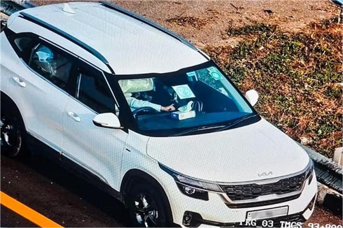 Sultanpur News : कपल का Intimate Video Viral! कार में रोमांस कर रहा था Couple, एक्सप्रेसवे के CCTV से लीक हो रहे जोड़ों के प्राइवेट वीडियो?