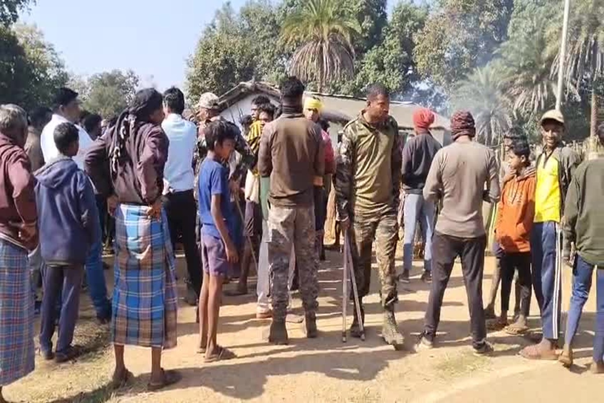 Kanker News: छत्तीसगढ़ में फिर मचा बवाल, धर्मांतरित परिवार के घरों पर हमला, तनाव के बीच भारी संख्या में पुलिस बल तैनात…देखें वीडियो